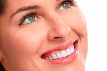 Mujer con dientes blancos