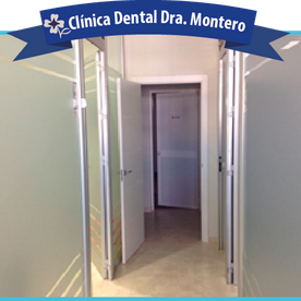 Clínica Dental Dra. Montero puertas del consultorio 